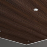 Revestimiento de cielo PVC interior diseño tableado madero de castaño - Imagen 5